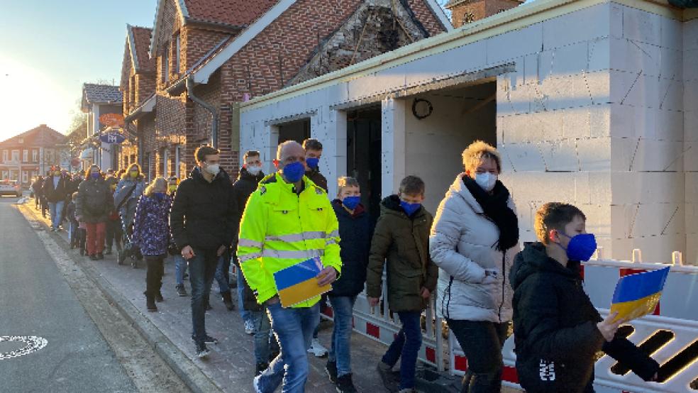 Enorme Beteiligung: Rund 600 Menschen haben heute Abend in Bunde ihre Solidarität mit der Ukraine bekundet. © Foto: Hanken