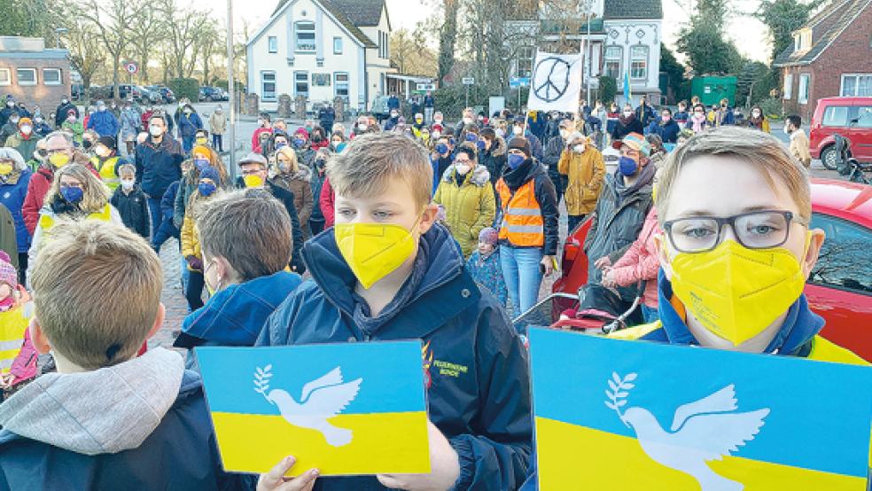 Friedenstauben auf der ukrainischen Flagge zeigen diese »Jung-Feuerwehrleute« aus Bunde.  © Fotos: Hanken