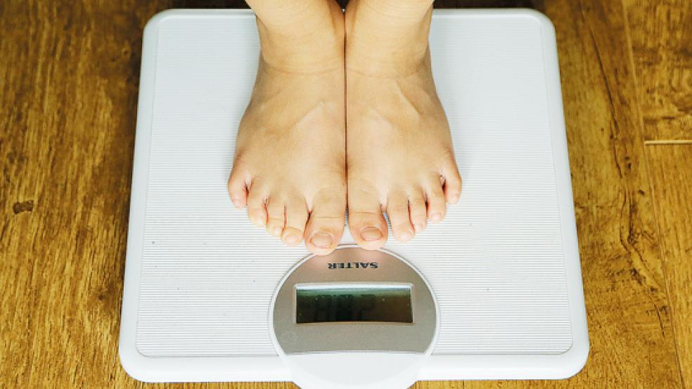Beim Blick auf die Waage während der Schuleingangsuntersuchungen wird bei Kindern aus dem Landkreis Leer immer häufiger Übergewicht festgestellt.  © Symbolfoto: Fuller (dpa)