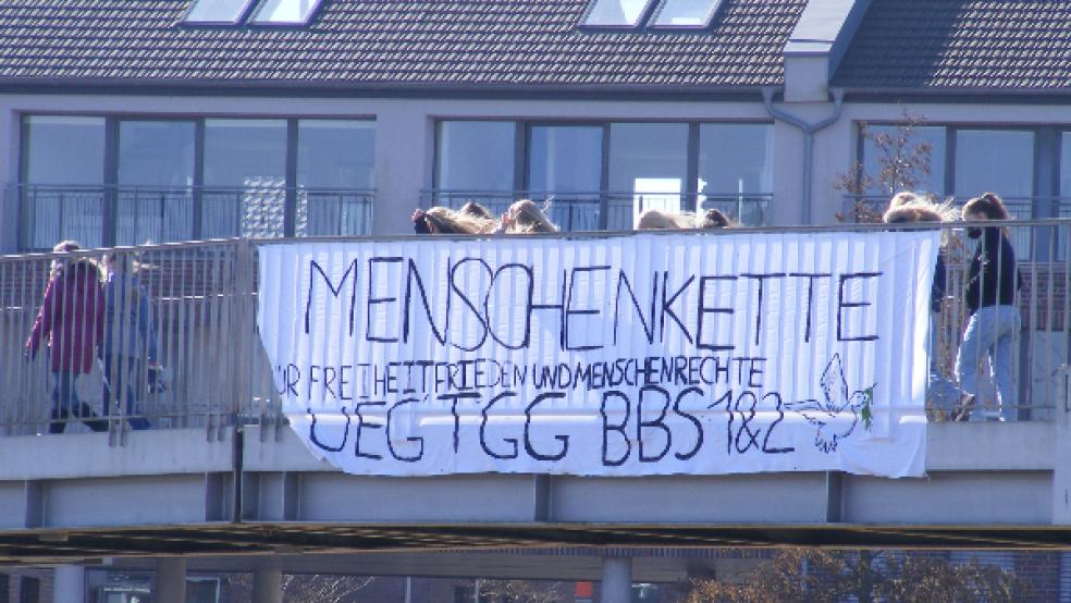 Ein Plakat an der Nessebrücke zeigte das Motto des Tages: Für Freiheit, Frieden und Menschenrechte. © Foto: Szyska
