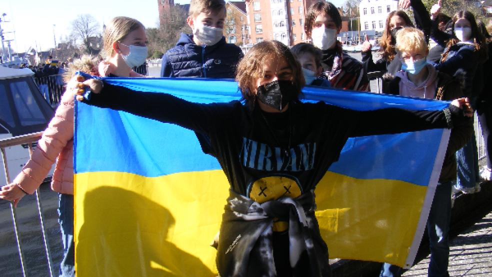 Die zwölfjährige TGG-Siebtklässlerin Melissa Sophie Leontjew aus Veenhusen bekundete ihre Solidariät mit der Ukraine. © Foto: Szyska