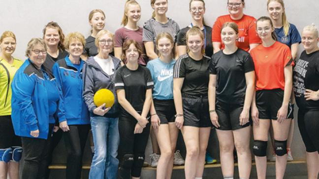 Schiedsrichterinnen in Holthusen geprüft