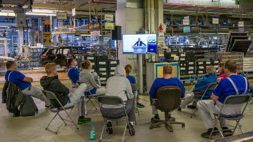 Die Betriebsversammlung fand nicht wie vor Corona in einer großen Fertigungshalle mit tausenden Mitarbeitern stattf, sondern wurde als Live-Video in alle Fabrikbereiche und ins Home­office übertragen. © Foto: Volkswagen