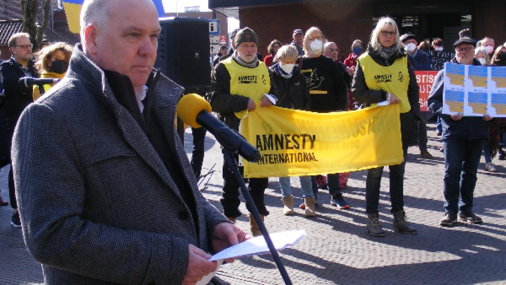 Der Leeraner Bürgermeister Claus-Peter Horst verurteilte in seiner Ansprache 