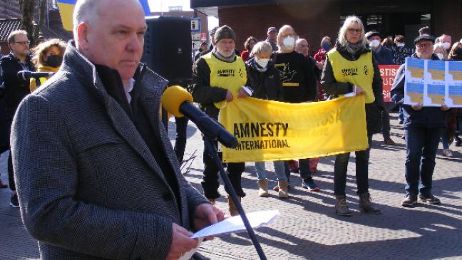 Gut 300 Menschen stehen zusammen gegen den Krieg