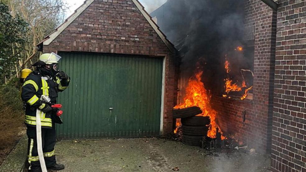Die Feuerwehr Warsingsfehn war mit drei Fahrzeugen und 40 Einsatzkräften vor Ort. © Foto: Wolters