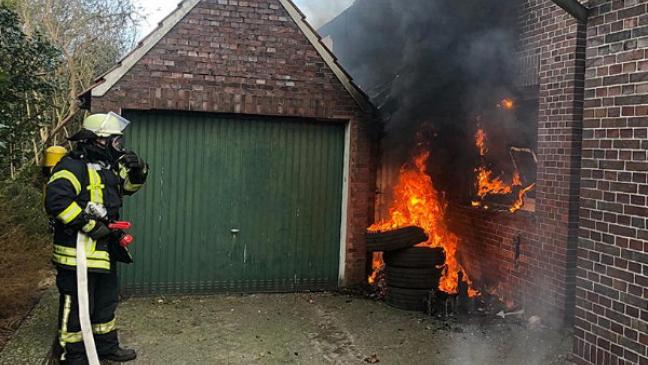 Reifenstapel und Sperrmüllhaufen in Flammen