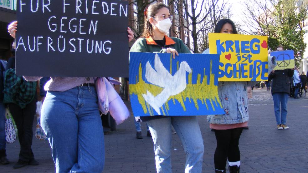 Auf selbstgemalten Plakaten bekundeten diese Teilnehmerinnen ihre Solidarität mit der Bevölkerung in der Ukraine. © Foto: Szyska