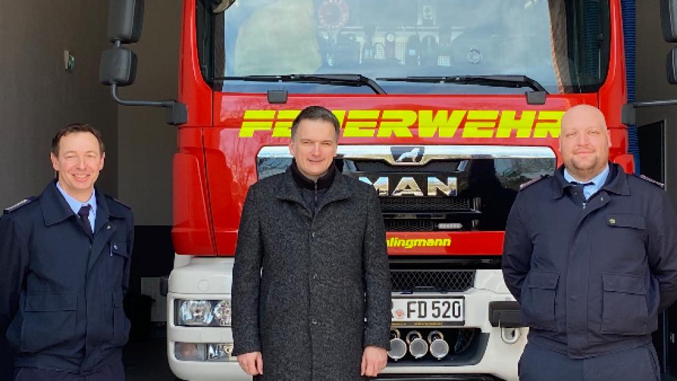 Erster Hauptlöschmeister Andre Buß (rechts) ist bei der Feuerwehr Dollart für weitere sechs Jahre der Stellvertreter von Ortsbrandmeister Thomas Kempen (links), der mit Bürgermeister Uwe Sap zur Wahl gratulierte. © Foto: Kuper