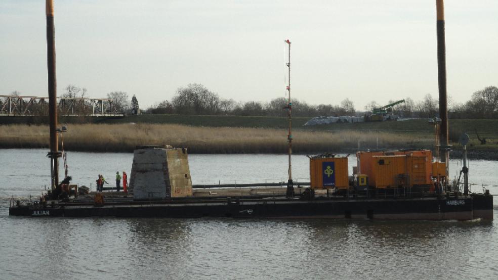Am Samstagmorgen gegen 8.15 Uhr zog ein Schlepper den Ponton »Julian« mit dem Betonklotz nach Papenburg.  © Foto: Klüß