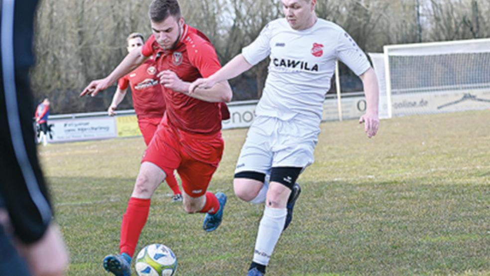 Steffen Buse (am Ball) spielte in der zweiten Hälfte als einzige Spitze bei den Bundern, die kurz vor der Pause eine Rote Karte für Tammo Neumann verkraften mussten.  © Foto: Bruins
