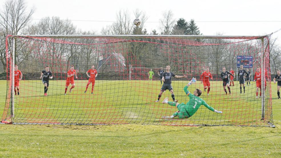 Und schon wieder: Diesmal ist es Derk Bleeker (Mitte, dunkles Trikot), der einen Elfmeter verschießt. In der 79. Minute haut der Bunder Verteidiger den Ball wuchtig zentral über die Latte.  © Fotos: Born