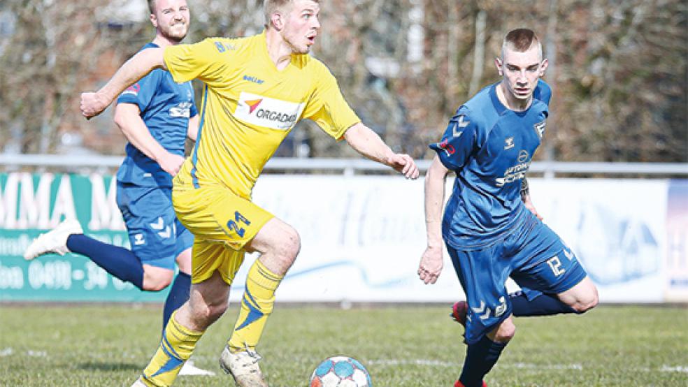 Steffen Busemann (am Ball) aus Weener sorgte mit seinem Treffer für großen Jubel bei den Germanen.  © Foto: privat
