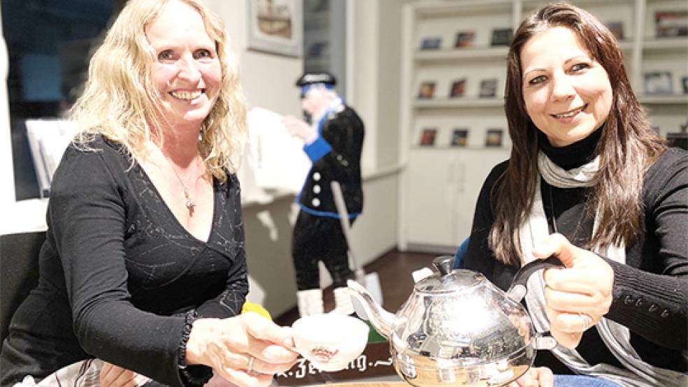 Klönen über Kenia bei einem Koppke Tee: Sandra Voogd (links) und Anja Friedrich vom Verein »Little Angel«.  © Foto: Hanken