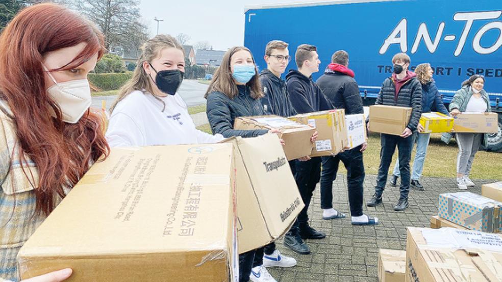 Karton um Karton wanderte in den Bauch des Lkw-Trailers, der am Mittwoch gen Polen und Ukraine aufbricht.  © Fotos: Hanken