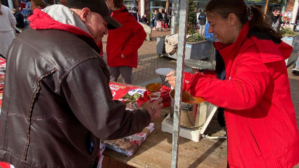 Mit Tomatensuppe »köderte« die Sozialistische Partei, derzeit mit vier Sitzen die größte in Oldambt, potentielle Wähler. Eine rote Tomate ist das Erkennungszeichen der SP. © Foto: Kuper
