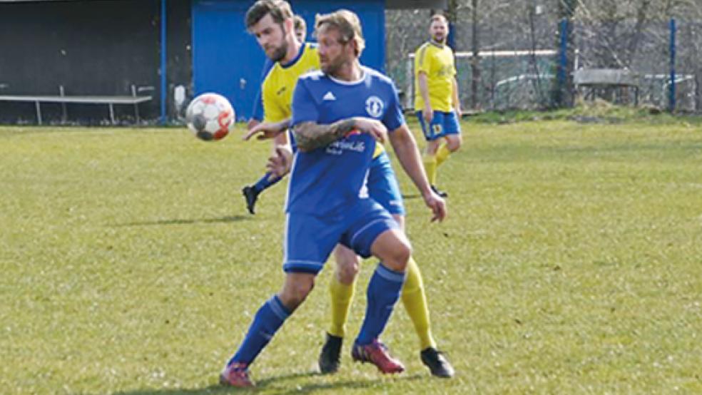 Benjamin Lüdemann (blaues Trikot) aus der 1. Herren half Möhlenwarf II am Sonntag gegen Steenfelde III ebenso aus wie Alexander Meyer (nicht im Bild).  © Foto: Hoffmann