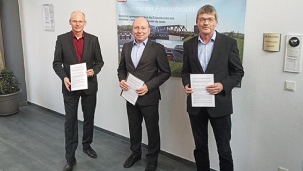 Besiegelten den Vertrag über den Betrieb der neuen Friesenbrücke: (von links) Detlef Barner (Leiter Anlagen- und Instandhaltungsmanagement Netz Bremen, DB Netz AG), Marcus Kuhn (Leiter Betrieb Netz Bremen, DB Netz AG) und Amtsleiter Hermann Poppen, (Wasserstraßen- und Schifffahrtsamt Ems-Nordsee).  © Foto: Deutsche Bahn