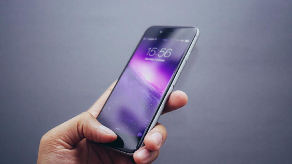 Mit einer perfiden Betrugsmaschine per SMS hat ein Unbekannter eine Frau aus dem Kreis Leer hereingelegt.  © Foto: pixabay