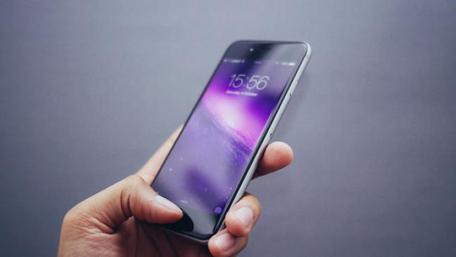 Frau fällt auf SMS-Betrug rein