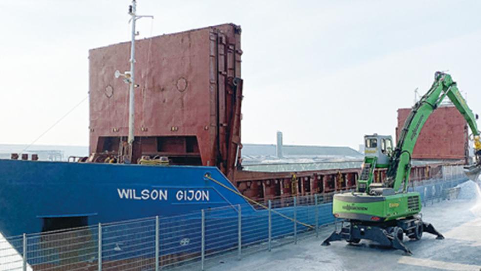 Die »Wilson Gijon« konnte den Leeraner Seehafen wegen Untiefen in der Leda erst im zweiten Anlauf ansteuern.  © Foto: Stadtwerke Leer