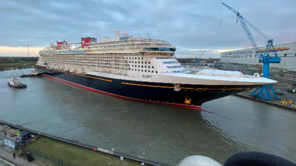 Nach dem Ausdocken am 11. Februar machte die »Disney Wish« am Ausrüstungskai der Papenburger Meyer Werft fest. Ende März könnte die Emsüberführung stattfinden. © Foto: David Hecker (Meyer Werft)