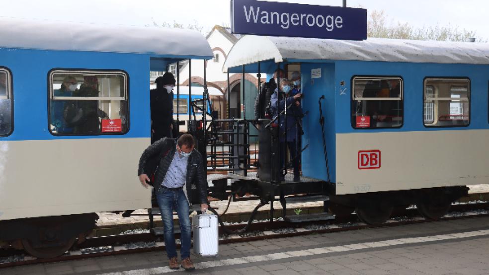 Gearbeitet wird sowohl am Inselbahnhof mitten im Ort (Bild) als auch im Westen der Insel, wo ein neuer Bahnsteig entstehen soll. © Foto: Kuchenbuch-Hanken (dpa)