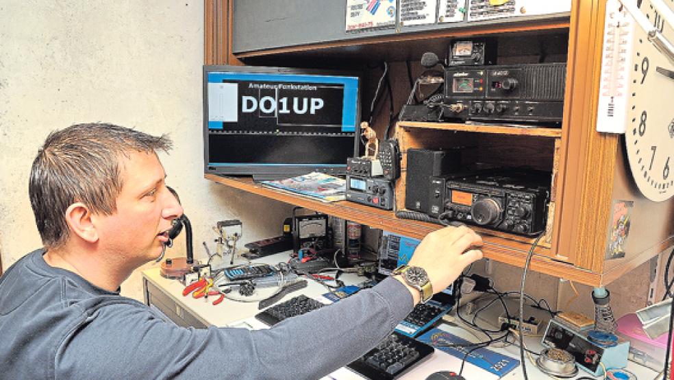 Von seinem »Shack« aus knüpft Markus Janssen, Funkamateur aus Aschendorf, Kontakt in alle Welt.  © Foto: Schade