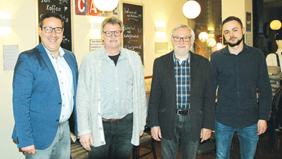 Kassenwart Hermann Hantschel (von links), 2. Vorsitzender Hardy Terveen und 1. Vorsitzender Evert Pastoor begrüßten den neuen Schriftführer Hannes Schröder im Amt.  © Foto: privat