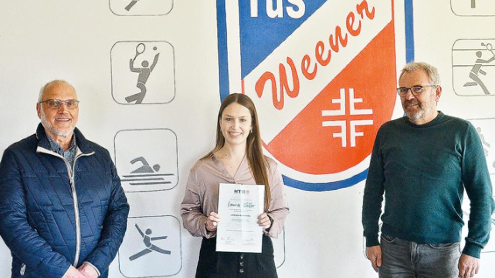 Der Vorsitzende des TuS Weener Alfred Köller (links) und Tom Bohmfalk vom Niedersächsischen Turner-Bund (rechts) freuen sich gemeinsam für die geehrte Laura Köller.  © Foto: Ammermann