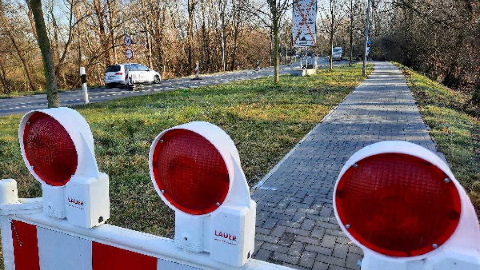 Begonnen haben die Arbeiten mit der Erneuerung des Geh- und Radwegs, der ebenfalls gesperrt ist. © Foto: Szyska