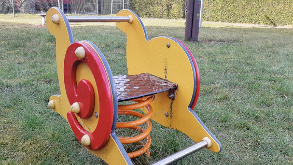 Es soll geprüft werden, ob sich das kleine Grundstück des Spielplatzes am Nelkenweg als Baugrundstück eignet.  © Foto: Berents