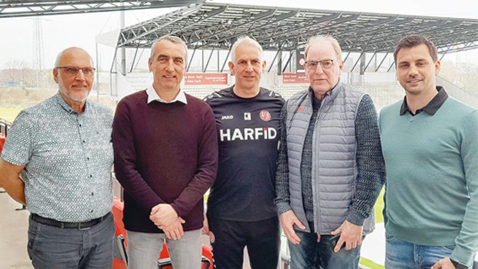 TuS-Vorsitzender Alfred Köller (von links), RWE-Vorstand Marcus Uhlig, RWE-Trainer Christian Neidhart, Bernie Ostendorp und RWE-Sportdirektor Jörn Nowak.  © Foto: privat