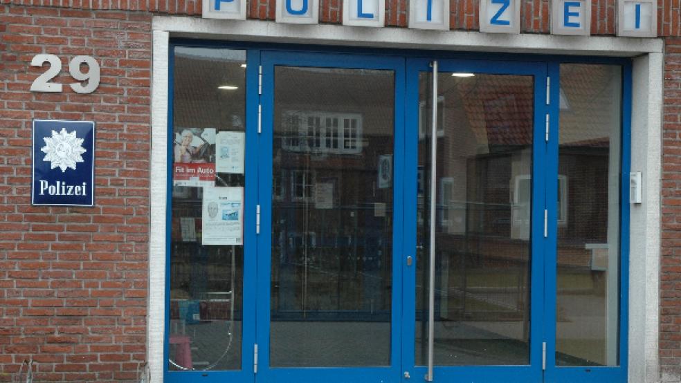 Polizeibeamte nahmen den Mann in Gewahrsam, um eine eventuelle Gefährdung seiner Person ausschließen zu können. © Foto: Szyska