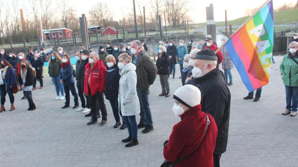 Rund 140 Menschen kamen nach Jemgum, um an der Mahnwache teilzunehmen.  © Foto: Berents
