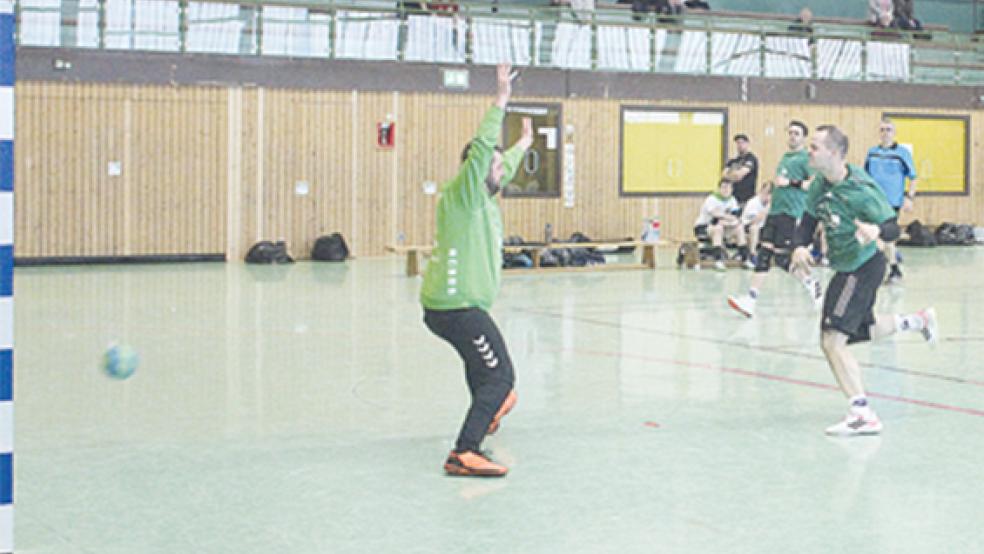 Marcus Wilken zeichnete sich am Sonnabend als stärkster Torschütze der Holthuser Handballer aus. Insgesamt neun Mal überwand er den Keeper des SV Warsingsfehn.  © Foto: Berents