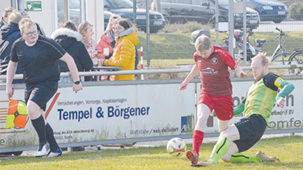 Hartwig van Lessen setzt sich hier vor den Augen der Zuschauer und des Linienrichters gegen VfR-Kapitän Eike Bikker durch. Später erzielte van Lessen den Treffer zum 2:0.  © Foto: Born