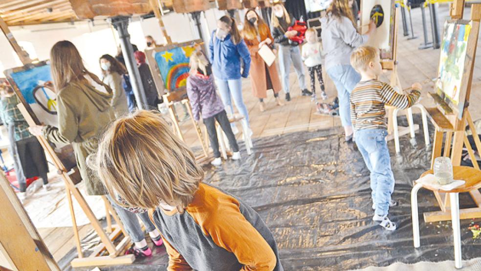 Auch für die kleinen Besucher wurde etwas geboten: Die Kunstschule Leer veranstaltete eine Mal­aktion für Kinder.  © Fotos: Ammermann