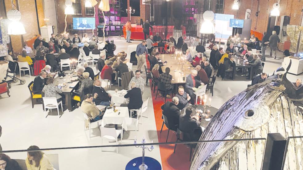 Im Winschoter »Harbour Club« warten die Parteien und Gäste in entspannter Atmosphäre auf die Wahlergebnisse.  © Foto: Kuper