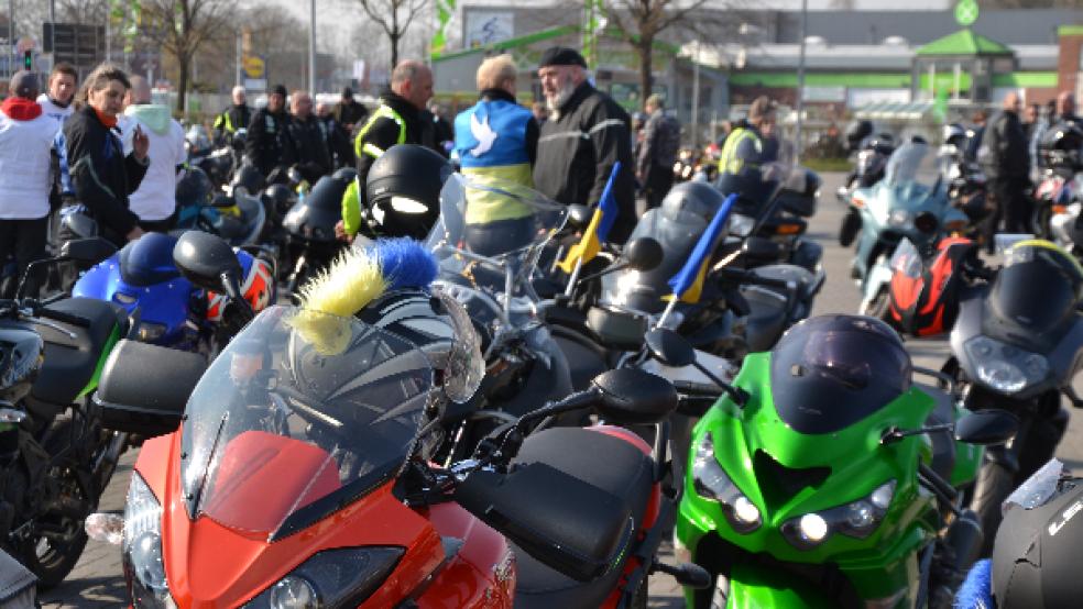 Rund 250 Biker fuhren gestern von Neermoor über Aurich nach Emden, um Solidarität mit der Ukraine zu zeigen und um Spenden zu sammeln. © Foto: Otto