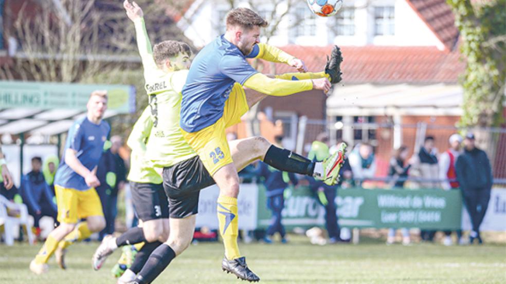 Firrels Felix Karius und Germanias Sandro Poppenga kämpfen hier um den Ball.  © Foto: privat