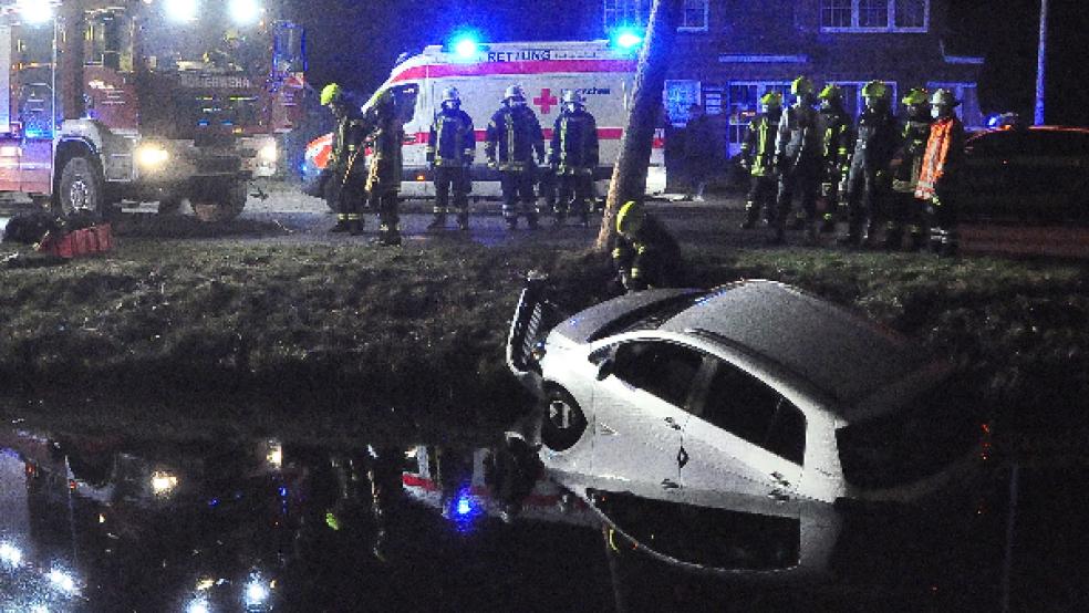 Neben dem Rettungsdienst und der Polizei war die Feuerwehr im Einsatz, um den 62-jährigen Autofahrer mit Hilfe eines Rettungsbootes zu bergen. © Foto: Wolters