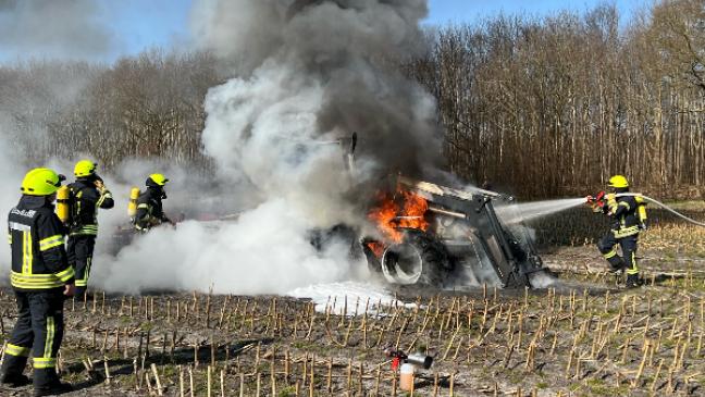 Traktor gerät auf Stoppelfeld in Brand