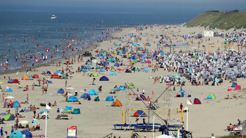 Viele Urlauber zieht es in diesem Jahr wieder an die Strände auf den Ostfriesischen Inseln – so, wie hier im Mai 2020 auf Norderney. Dafür werden sie vermutlich erheblich mehr bezahlen müssen als bisher. © Foto: dpa