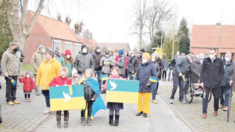 Mit selbsgebastelten Plakaten und vielen blau-gelben Fahnen setzte sich der Zug durch Stapelmoor in Bewegung. Die Initiatoren des Bündnisses zeigen sich erfreut über die große Resonanz. Die Landfrauen waren ebenso dabei wie der Heidjer SV, die Ortsvorsteher, der Dorfverein und der Kirchenrat  © Foto: Heinrich Siemons 