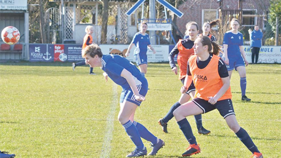Christiane Grest (blaue Schuhe) sorgte mit ihrem Tor für den 1:0-Heimsieg Möhlenwarfs gegen Detern.  © Foto: Ammermann