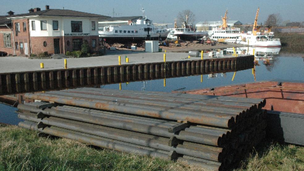 Im Hafen der Schiffswerft Diedrich in Oldersum ist Hydrauliköl ausgelaufen. Es hat sich auf einer Fläche von rund 1000 Quadratmetern verteilt. © Foto: Szyska (Archiv)