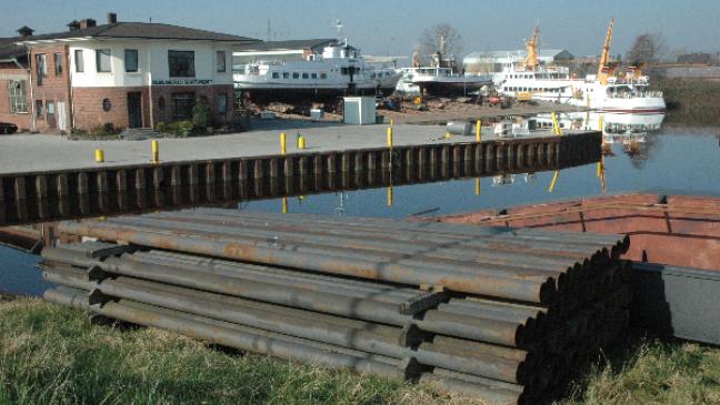 Hydraulik-Öl im Werfthafen ausgelaufen