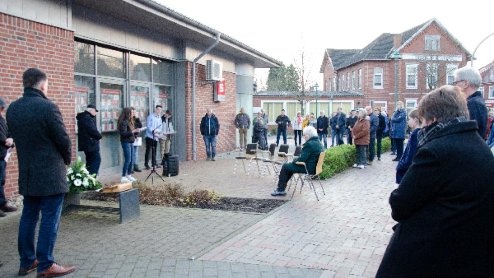 Bunder Schülerinnen und Schüler verlasen am Mahnmal die Namen der ehemaligen jüdischen Einwohner des Ortes.  © Foto: Hanken