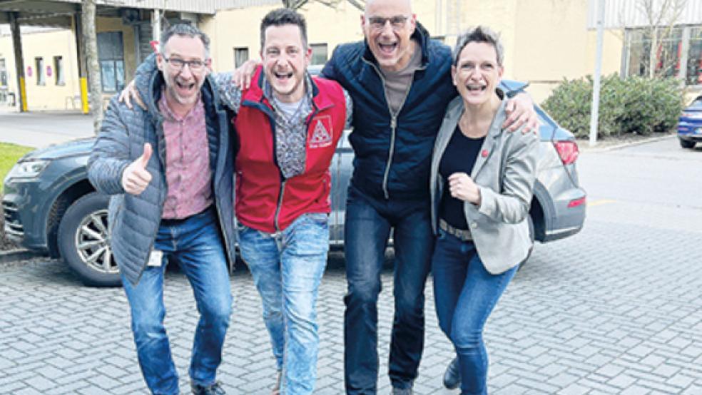 Betriebsratschef Manfred Wulff (von links), Vertrauenskörperleiter der IG Metall Sven Grammel, stellvertretender Betriebsratsvorsitzender Herbert de Vries und IG-Metall-Bevollmächtigte Franka Helmerichs freuen sich über das Wahlergebnis.  © Foto: IG Metall